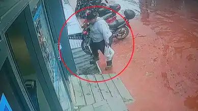 Çamurlu Ayakkabılarını Çıkarıp Yalın Ayak Alışveriş Yaptı!