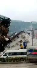 Antakya'da Yıkım Anı: İş Makinesi Son Anda Kurtuldu!