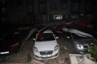 Şiddetli Rüzgarın Yıkımı: Çatılar Havada!