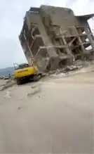 Defne'de Depremzede Bina Yıkıldı: Anlar Kamerada!