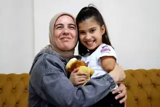 Depremde Yetim Kalan Kızı, Halası Teselli Ediyor