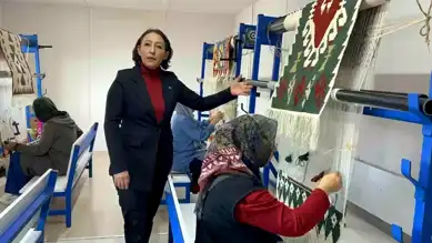 Depremzede Kadınlar, Kilimleri Japonya'ya Satıyor