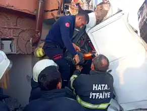 Freni Bozulan Tır Restorana Girdi, Sürücü Yaralandı