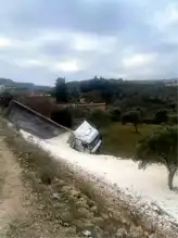 Hatay'da Hafriyat Kamyonu Zeytin Bahçesine Düştü