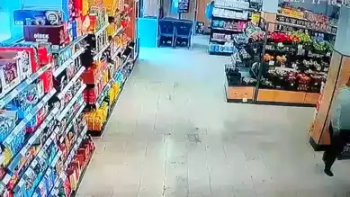 Hatay'da İnşaatçı'nın Temizlik Hareketi: Ayakkabılarını Çıkarıp Alışveriş Yaptı!