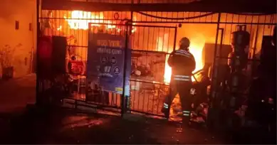Güneydoğu'da Bakkal Yandı, İş Yeri Kullanılamaz Hale Geldi