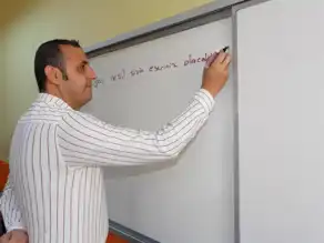 Depremzede Öğretmen, Acıya Rağmen Öğrencilerine Umut Olmaya Devam Ediyor