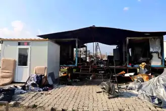 Hatay'da Depremzede Aile Konteyner Yangınında Evsiz Kaldı