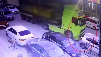 Hafriyat Kamyonu, Otomobile Çarptı!