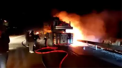 Hatay Arsuz'da Seyir Halindeki Vinçte Yangın!