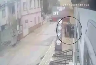 Fırtınada Tabela Düştü, Çocuk Kılpayı Kurtuldu!