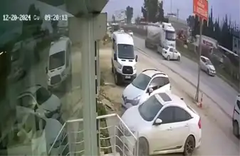 Hatay'da TIR, Otomobili 150 Metre Sürükledi!