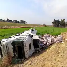 Hatay'da Tır Devrildi, Sürücü Yaralı