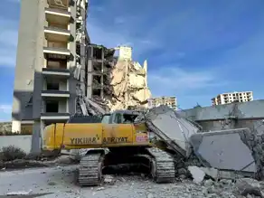 Yıkım Sırasında Bina Çöktü, İş Makinesi Operatörü Yaralandı