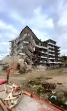 Hatay Defne'de 7 Katlı Bina Kontrollü Yıkıldı