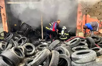 Kırıkhan'da Lastikçi Dükkanı Yandı