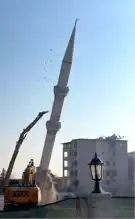 Kırıkhan'daki Hasarlı Cami Minaresi Yıkıldı