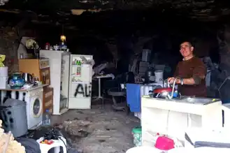 Depremzede Mağarada Huzur Buldu