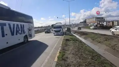 Refüje Çarpıp Kanala Düşen Otomobilde 5 Yaralı