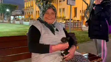Yaşlı Kadının Şefkati: Soğukta Motorun İçinde Kalan Kedi Kurtarıldı