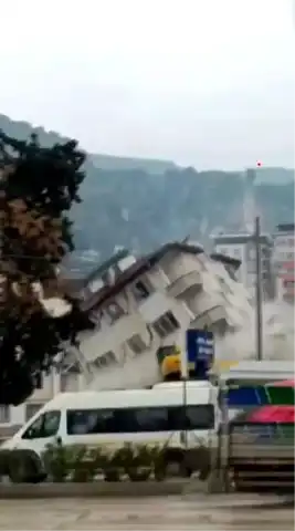Antakya'da Yıkım Anı: İş Makinesi Son Anda Kurtuldu!