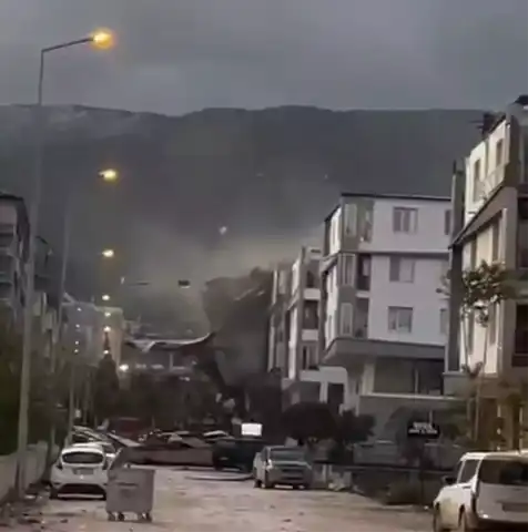 Şiddetli Fırtınada Çatı Uçtu!