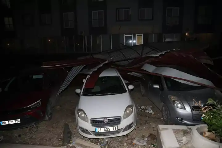 Şiddetli Rüzgarın Yıkımı: Çatılar Havada!