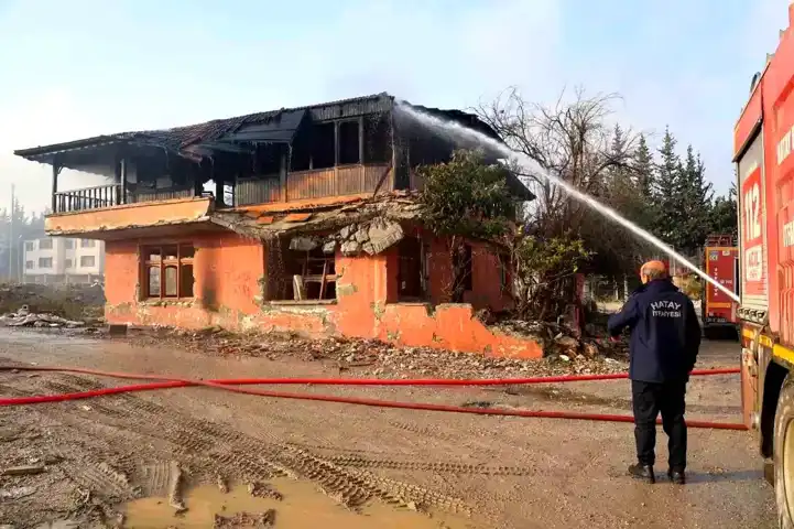 Antakya'da Metruk Bina Yandı!