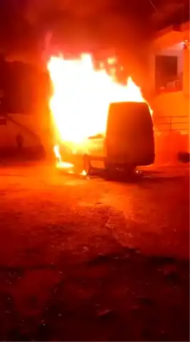 Arsuz'da Park Halindeki Minibüs Küle Döndü