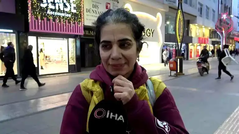 Ayşe Aslan'ın Yürek Isıtan Hareketi: Yemeğini Köpeğiyle Paylaştı