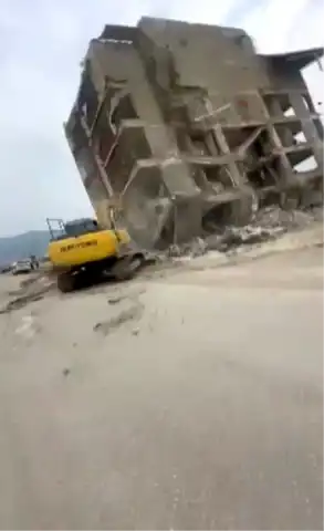 Defne'de Depremzede Bina Yıkıldı: Anlar Kamerada!
