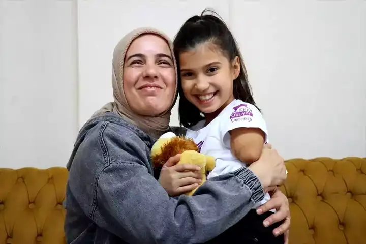 Depremde Yetim Kalan Kızı, Halası Teselli Ediyor