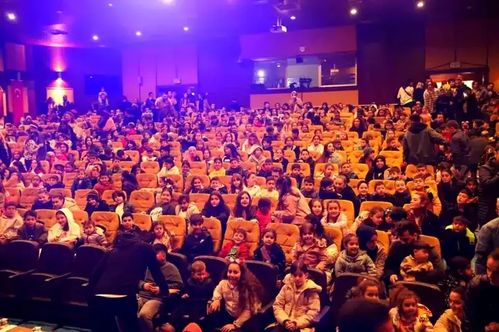 Depremzede Çocuklar Bremen Mızıkacıları İle Eğlendi