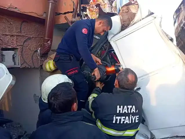 Freni Bozulan Tır Restorana Girdi, Sürücü Yaralandı