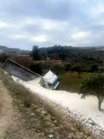 Hatay'da Hafriyat Kamyonu Zeytin Bahçesine Düştü