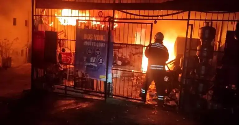 Güneydoğu'da Bakkal Yandı, İş Yeri Kullanılamaz Hale Geldi