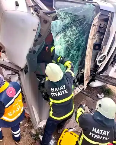 Hatay Belen'de Demir Yüklü Kamyon Devrildi, Sürücü Yaralandı