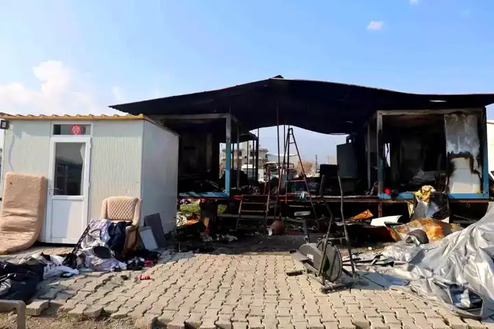 Hatay'da Depremzede Aile Konteyner Yangınında Evsiz Kaldı