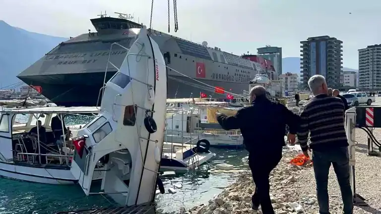 Hatay'da Fırtınada Tekne Alabora Oldu, 400 Bin TL Zarar!