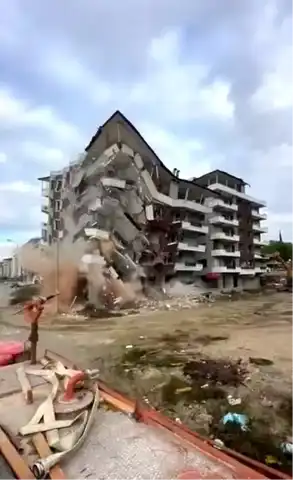 Hatay Defne'de 7 Katlı Bina Kontrollü Yıkıldı