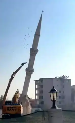 Kırıkhan'daki Hasarlı Cami Minaresi Yıkıldı