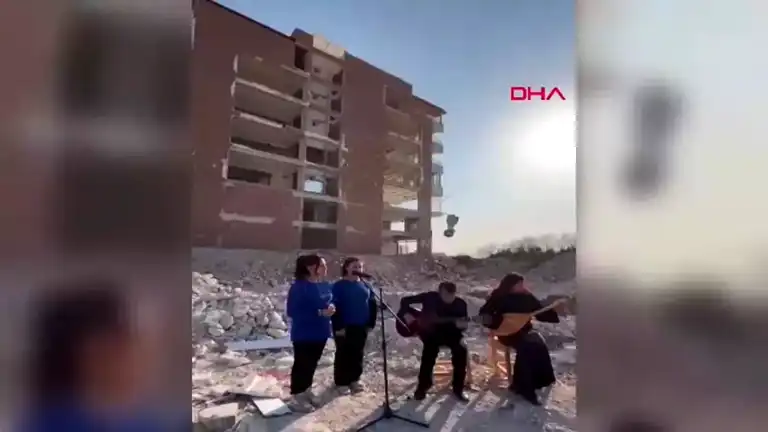 Samandağ'da Öğrencilerden Deprem Şehitlerine Anma