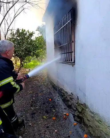 Payas'ta 2 Katlı Bina Yandı!