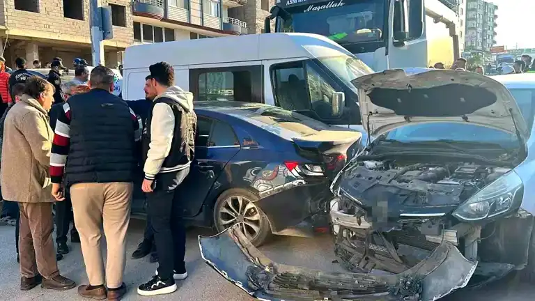 İskenderun'da Freni Patlayan Kamyon Kazası: 3 Yaralı