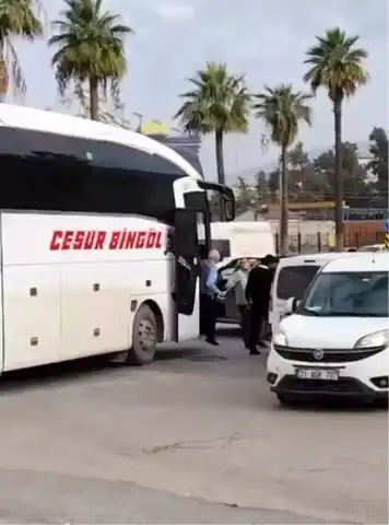 İskenderun'da Yol Kavgası: Sopalar Havada Uçuştu!