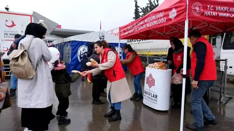 Cilvegözü'nde Suriyeli Göçmenlere İkram
