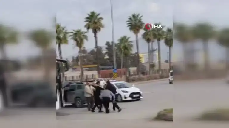 Trafikte Süpürgeyle Kavga: O Anlar Kamerada!
