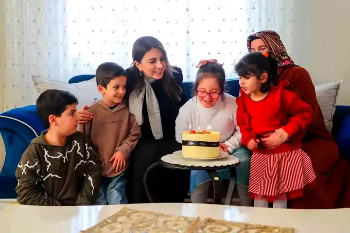 Vali Eşi, Down Sendromlu Kızı Ziyaret Etti